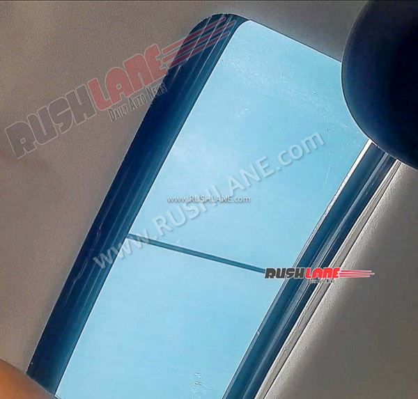 2022 Maruti Brezza -യുടെ ഇന്റീരിയറും സൺറൂഫും വെളിപ്പെടുത്തി പുത്തൻ സ്പൈ ചിത്രങ്ങൾ