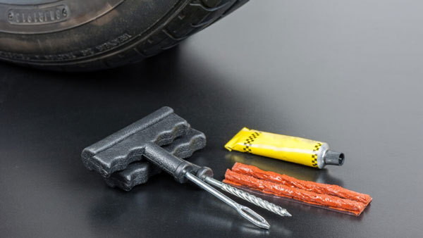 വഴിയിൽ കിടക്കേണ്ട, വാഹനത്തിൽ തന്നെ സൂക്ഷിക്കാനാവുന്ന ചെലവു കുറഞ്ഞ പഞ്ചർ കിറ്റുകളെ പരിചയപ്പെടാം 