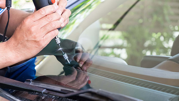 കാറിലെ ഗ്ലാസ് സ്‌ക്രാച്ചുകള്‍ എങ്ങനെ ശരിയാക്കാം; ടിപ്‌സുകള്‍ ഇതാ