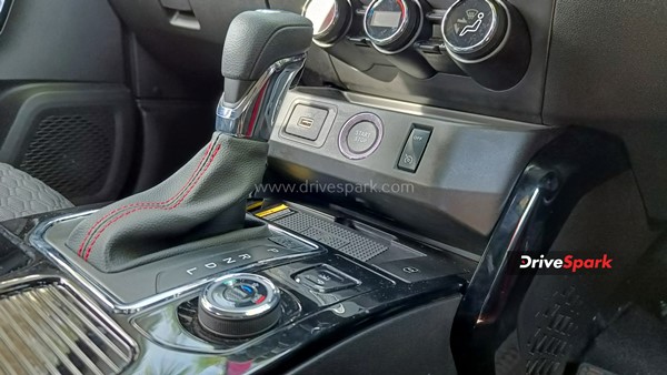 മുഖം മിനുക്കി റെഡ് ഇൻസേർട്ടുകളുമായി പുത്തൻ Renault Kiger 2022