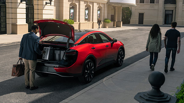 എസ്‌യുവി സെറ്റപ്പുള്ള സെഡാൻ; പുത്തൻ Crown Hybrid അവതരിപ്പിച്ച് Toyota