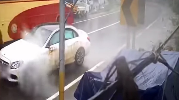 അക്വാപ്ലാനിംഗ് / ഹൈഡ്രോ പ്ലാനിംഗ്; മൺസൂൺ കാലത്ത് റോഡിൽ പതിയിരിക്കുന്ന അപകടം!