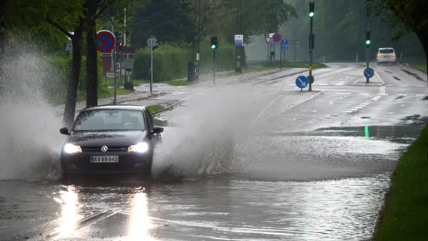 അക്വാപ്ലാനിംഗ് / ഹൈഡ്രോ പ്ലാനിംഗ്; മൺസൂൺ കാലത്ത് റോഡിൽ പതിയിരിക്കുന്ന അപകടം!
