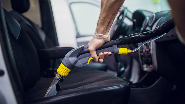 കാറിന്റെ ഇന്റീരിയർ വീട്ടിൽ തന്നെ വൃത്തിയാക്കാം ഈ എളുപ്പവഴികളിലൂടെ