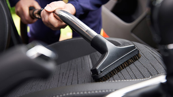 കാറിന്റെ ഇന്റീരിയർ വീട്ടിൽ തന്നെ വൃത്തിയാക്കാം ഈ എളുപ്പവഴികളിലൂടെ