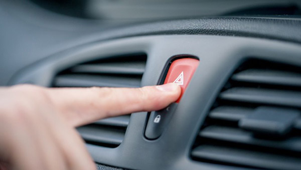 ഹസാര്‍ഡ് ലൈറ്റുകളുടെ ഉപയോഗം എന്ത്?, ശരിയായി ഉപയോഗിക്കുന്നത് എങ്ങനെ; കൂടുതല്‍ കാര്യങ്ങള്‍ ഇതാ