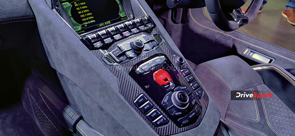 നിരത്തില് കുതിക്കാന് Aventador Ultimae Coupe; ആദ്യ യൂണിറ്റ് മുംബൈയില് എത്തിച്ച് Lamborghini നിരത്തില് കുതിക്കാന് Aventador Ultimae Coupe; ആദ്യ യൂണിറ്റ് മുംബൈയില് എത്തിച്ച് Lamborghini