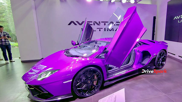 നിരത്തില് കുതിക്കാന് Aventador Ultimae Coupe; ആദ്യ യൂണിറ്റ് മുംബൈയില് എത്തിച്ച് Lamborghini നിരത്തില് കുതിക്കാന് Aventador Ultimae Coupe; ആദ്യ യൂണിറ്റ് മുംബൈയില് എത്തിച്ച് Lamborghini
