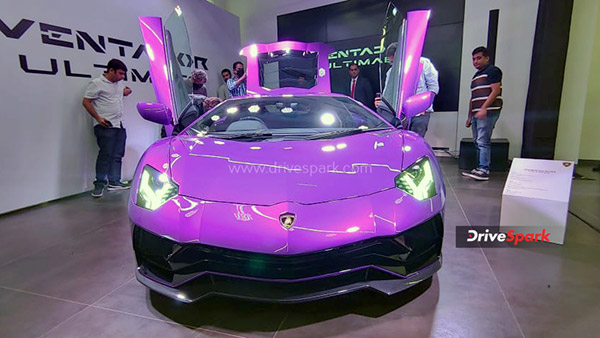 നിരത്തില് കുതിക്കാന് Aventador Ultimae Coupe; ആദ്യ യൂണിറ്റ് മുംബൈയില് എത്തിച്ച് Lamborghini നിരത്തില് കുതിക്കാന് Aventador Ultimae Coupe; ആദ്യ യൂണിറ്റ് മുംബൈയില് എത്തിച്ച് Lamborghini