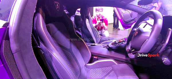 നിരത്തില് കുതിക്കാന് Aventador Ultimae Coupe; ആദ്യ യൂണിറ്റ് മുംബൈയില് എത്തിച്ച് Lamborghini നിരത്തില് കുതിക്കാന് Aventador Ultimae Coupe; ആദ്യ യൂണിറ്റ് മുംബൈയില് എത്തിച്ച് Lamborghini