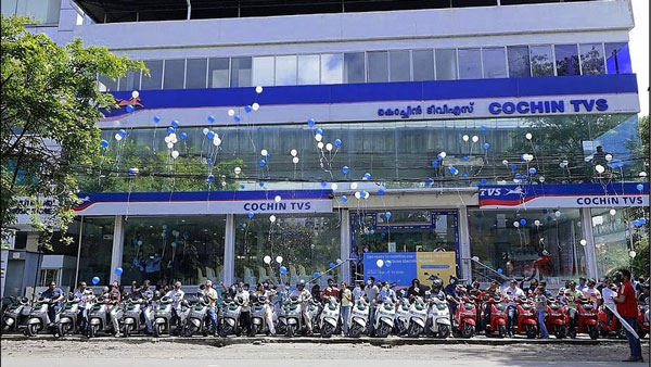 കൊച്ചിയിൽ പുത്തൻ iQube ഇലക്‌ട്രിക് സ്‌കൂട്ടറിന്റെ മെഗാ ഡെലിവറിയുമായി ടിവിഎസ്