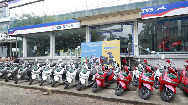 കൊച്ചിയിൽ പുത്തൻ iQube ഇലക്‌ട്രിക് സ്‌കൂട്ടറിന്റെ മെഗാ ഡെലിവറിയുമായി ടിവിഎസ്
