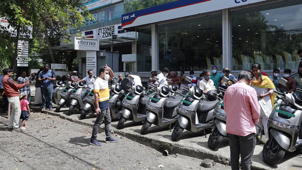 കൊച്ചിയിൽ പുത്തൻ iQube ഇലക്‌ട്രിക് സ്‌കൂട്ടറിന്റെ മെഗാ ഡെലിവറിയുമായി ടിവിഎസ്