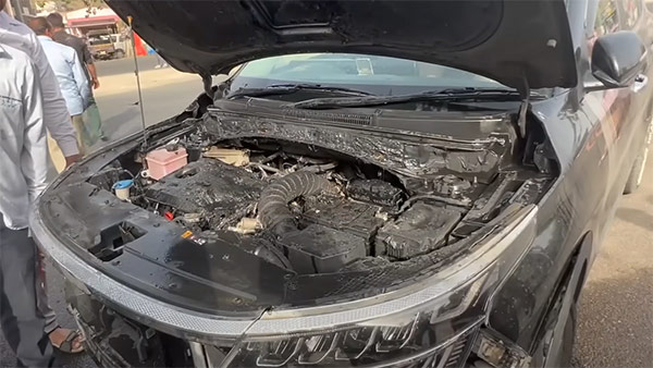 കഷ്ടം തന്നെ മുതലാളി! ഓട്ടത്തിനിടെ Kia Seltos -ന് തീപിടിച്ചു