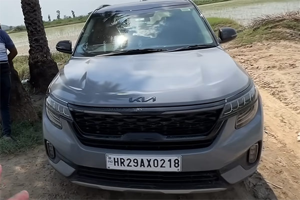 കഷ്ടം തന്നെ മുതലാളി! ഓട്ടത്തിനിടെ Kia Seltos -ന് തീപിടിച്ചു