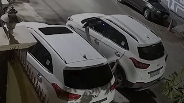 ദേ വന്നു-ദാ പോയി! സിനിമ സ്റ്റൈലിൽ കാർ മോഷ്ടിച്ച് ഹൈടെക്ക് കള്ളന്മാർ; വീഡിയോ