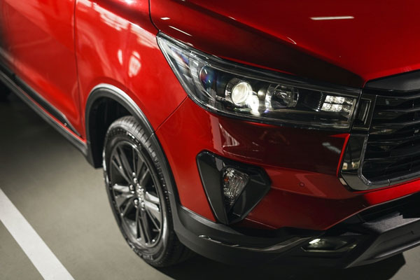 പുതിയ ഷാസി, ഹൈബ്രിഡ് എഞ്ചിന്‍; തലമുറ മാറ്റത്തിനൊരുങ്ങി Toyota Innova