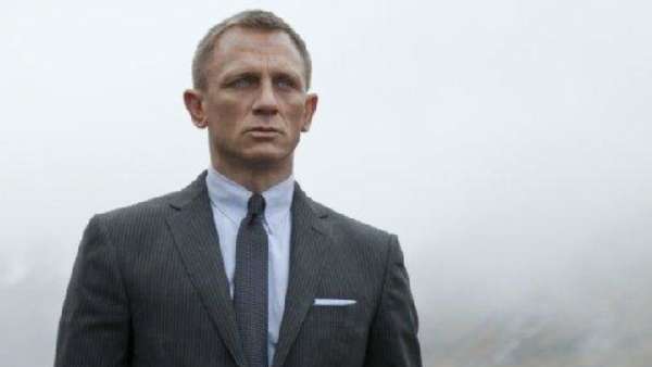 ജെയിംസ് ബോണ്ട് ആരാധകനാണോ? സ്റ്റണ്ട് കാറും ബൈക്കും സ്വന്തമാക്കാന്‍ ഇതാ സുവര്‍ണാവസരം