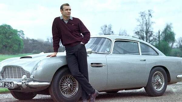 ജെയിംസ് ബോണ്ട് ആരാധകനാണോ? സ്റ്റണ്ട് കാറും ബൈക്കും സ്വന്തമാക്കാന്‍ ഇതാ സുവര്‍ണാവസരം