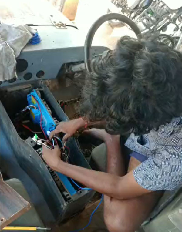 എന്നെ ജോലിക്കെടുക്കൂ സാര്‍...'ഹോംമെയിഡ്' ഇ ജീപ്പ് നിര്‍മിച്ചയാളെ തേടിപ്പിടിക്കാന്‍ ആവശ്യപ്പെട്ട് ആനന്ദ് മഹീന്ദ്ര