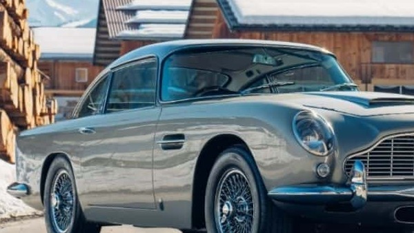 ജെയിംസ് ബോണ്ട് ആരാധകനാണോ? സ്റ്റണ്ട് കാറും ബൈക്കും സ്വന്തമാക്കാന്‍ ഇതാ സുവര്‍ണാവസരം