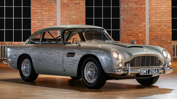 ജെയിംസ് ബോണ്ട് ആരാധകനാണോ? സ്റ്റണ്ട് കാറും ബൈക്കും സ്വന്തമാക്കാന്‍ ഇതാ സുവര്‍ണാവസരം