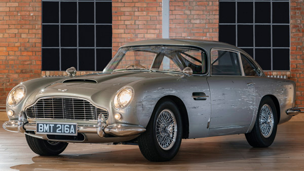 ജെയിംസ് ബോണ്ട് ആരാധകനാണോ? സ്റ്റണ്ട് കാറും ബൈക്കും സ്വന്തമാക്കാന്‍ ഇതാ സുവര്‍ണാവസരം