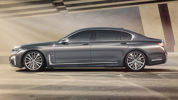 740 Ld അല്ല ഇനി 740 Li; പുത്തൻ BMW 7 -സീരീസിലേക്ക് അപ്പ്ഗ്രേഡ് ചെയ്ത് Sunny Leone