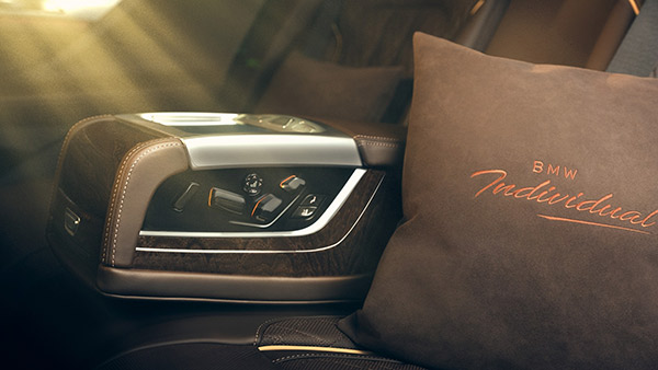 740 Ld അല്ല ഇനി 740 Li; പുത്തൻ BMW 7 -സീരീസിലേക്ക് അപ്പ്ഗ്രേഡ് ചെയ്ത് Sunny Leone