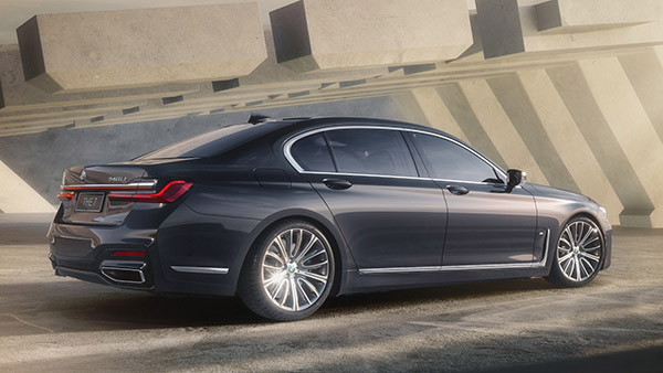 740 Ld അല്ല ഇനി 740 Li; പുത്തൻ BMW 7 -സീരീസിലേക്ക് അപ്പ്ഗ്രേഡ് ചെയ്ത് Sunny Leone