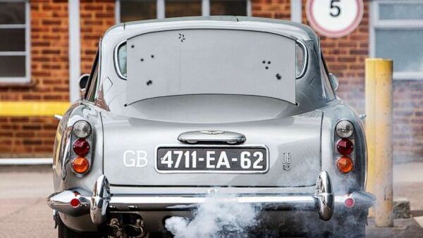 ജെയിംസ് ബോണ്ട് ആരാധകനാണോ? സ്റ്റണ്ട് കാറും ബൈക്കും സ്വന്തമാക്കാന്‍ ഇതാ സുവര്‍ണാവസരം