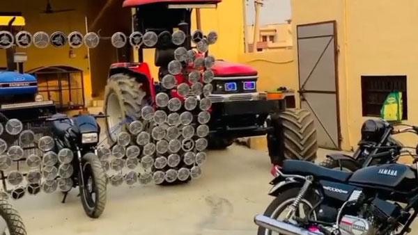 'ഹോൺമാല'യുമായി ഒരു സ്‌പ്ലെൻഡർ; ഘടിപ്പിച്ചത് 100 ഹോണുകൾ