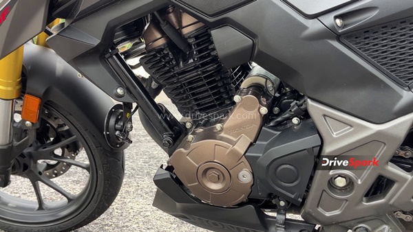 സ്ട്രീറ്റുകൾ കീഴ്പ്പെടുത്താൻ തയ്യാറെടുത്ത് Honda; പുത്തൻ CB300F -ന്റെ റിവ്യൂ വിശേഷങ്ങൾ