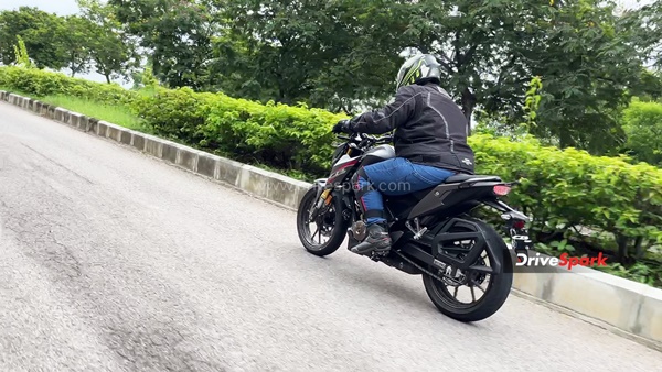 സ്ട്രീറ്റുകൾ കീഴ്പ്പെടുത്താൻ തയ്യാറെടുത്ത് Honda; പുത്തൻ CB300F -ന്റെ റിവ്യൂ വിശേഷങ്ങൾ