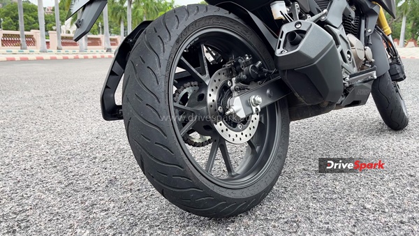 സ്ട്രീറ്റുകൾ കീഴ്പ്പെടുത്താൻ തയ്യാറെടുത്ത് Honda; പുത്തൻ CB300F -ന്റെ റിവ്യൂ വിശേഷങ്ങൾ