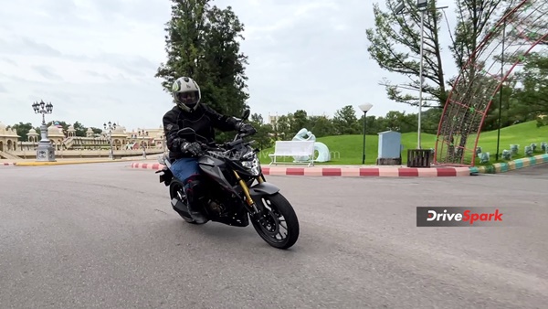 സ്ട്രീറ്റുകൾ കീഴ്പ്പെടുത്താൻ തയ്യാറെടുത്ത് Honda; പുത്തൻ CB300F -ന്റെ റിവ്യൂ വിശേഷങ്ങൾ