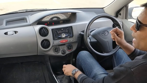 പടച്ചോനേ ഇങ്ങള് കാത്തോളീന്ന് വിളിച്ച് ബേജാറാവണ്ട! ബ്രേക്ക് പൊട്ടിയ കാർ അനായാസം നിർത്താം; വീഡിയോ