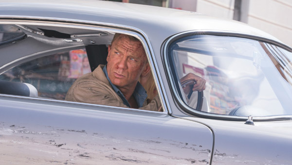 ജെയിംസ് ബോണ്ട് ആരാധകനാണോ? സ്റ്റണ്ട് കാറും ബൈക്കും സ്വന്തമാക്കാന്‍ ഇതാ സുവര്‍ണാവസരം