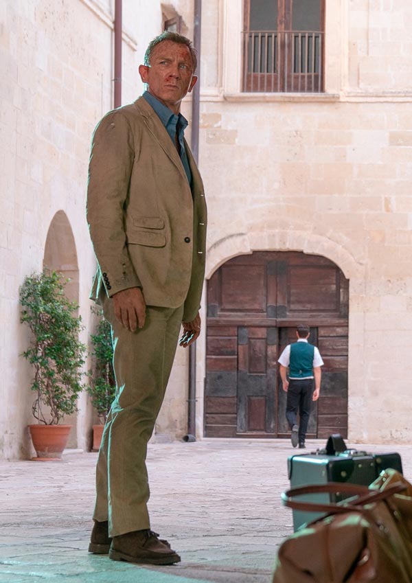 ജെയിംസ് ബോണ്ട് ആരാധകനാണോ? സ്റ്റണ്ട് കാറും ബൈക്കും സ്വന്തമാക്കാന്‍ ഇതാ സുവര്‍ണാവസരം