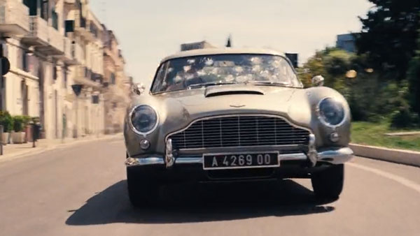 ജെയിംസ് ബോണ്ട് ആരാധകനാണോ? സ്റ്റണ്ട് കാറും ബൈക്കും സ്വന്തമാക്കാന്‍ ഇതാ സുവര്‍ണാവസരം
