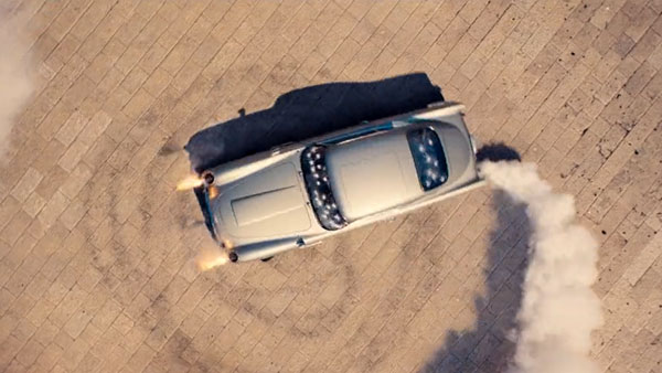 ജെയിംസ് ബോണ്ട് ആരാധകനാണോ? സ്റ്റണ്ട് കാറും ബൈക്കും സ്വന്തമാക്കാന്‍ ഇതാ സുവര്‍ണാവസരം