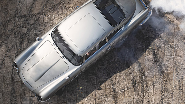 ജെയിംസ് ബോണ്ട് ആരാധകനാണോ? സ്റ്റണ്ട് കാറും ബൈക്കും സ്വന്തമാക്കാന്‍ ഇതാ സുവര്‍ണാവസരം