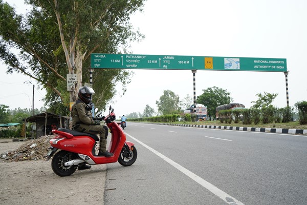 കന്യാകുമാരി മുതൽ കാശ്മീർ വരെ ബൗൺസ് ഇലക്‌ട്രിക് സ്കൂട്ടറിൽ; ചരിത്രം കുറിച്ച് ഒരു മംഗലാപുരംകാരൻ