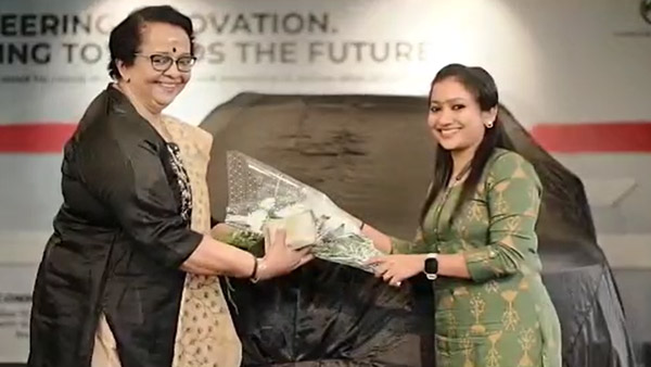 യാത്രകൾ ഇനി ഈ കിടിലൻ എസ്‌യുവിയിൽ, എംജി ഹെക്‌ടർ പ്ലസ് സ്വന്തമാക്കി മല്ലിക സുകുമാരൻ