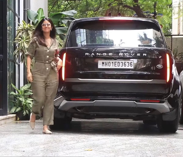 ബ്ലാക്ക് ബീസ്റ്റിനെ സ്വന്തമാക്കി നടി നിമ്രത് കൗർ