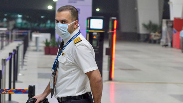 ബീമാനം പറത്തുന്നതിനിടയ്ക്ക് പൈലറ്റ് ബ്രോസ് ഉറങ്ങാറുണ്ട് ഗയ്സ്; പേടിക്കണ്ട ഒന്ന് അറിഞ്ഞിരിക്കുന്നത് നല്ലതാ