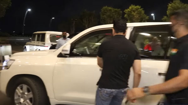 സൂപ്പർ സ്ട്രോങ്ങ്! ബുളളറ്റ് പ്രൂഫ് ലാൻഡ് ക്രൂയിസറുമായി മസിൽമാൻ