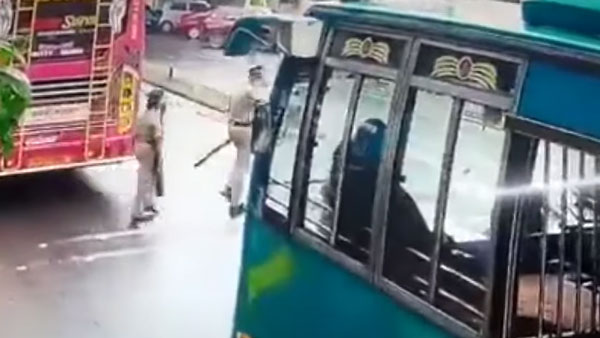 റോഡ് മുറിച്ച കടക്കവേ വനിതാ പൊലീസുകാരിയെ ഇടിച്ച് തെറിപ്പിച്ച് സ്കൂട്ടർ യാത്രികൻ; ഞെട്ടിപ്പിക്കുന്ന ദൃശ്യങ്ങൾ കാണാം