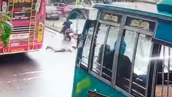 റോഡ് മുറിച്ച കടക്കവേ വനിതാ പൊലീസുകാരിയെ ഇടിച്ച് തെറിപ്പിച്ച് സ്കൂട്ടർ യാത്രികൻ; ഞെട്ടിപ്പിക്കുന്ന ദൃശ്യങ്ങൾ കാണാം