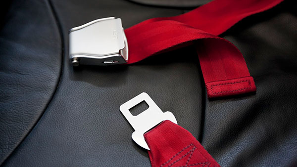 കാറില്‍ മുഴുവന്‍ സമയവും സീറ്റ് ബെല്‍റ്റ് ധരിക്കാറില്ലേ?; എന്തുകൊണ്ട് വിമാനത്തിലും ആയിക്കൂട?